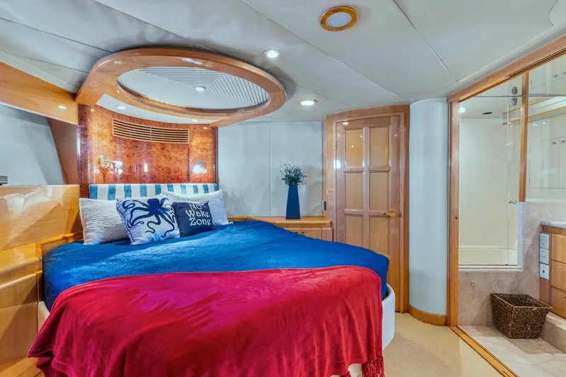  Yacht Photos Pics Luxurious 2003 McKinna 58 Pilothouse bedroom with elegant decor and ensuite bathroom.