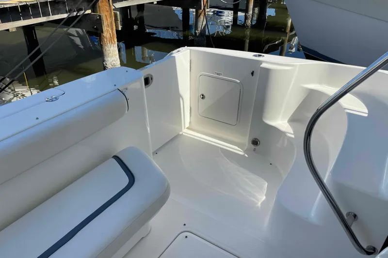 Beira Mar Yacht Photos Pics 2005 Sea Ray 420 Sedan Bridge cockpit with seating and storage compartment.