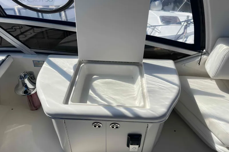 Beira Mar Yacht Photos Pics 2005 Sea Ray 420 Sedan Bridge interior with sink and seating area.