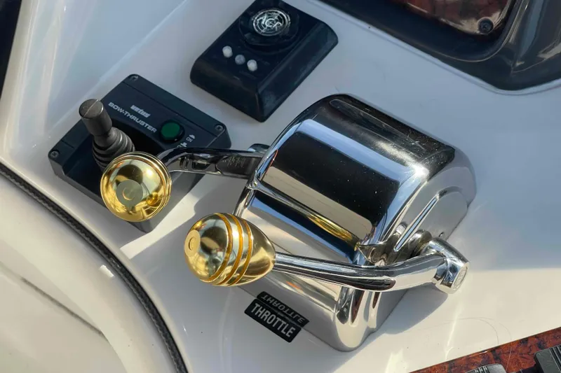 Beira Mar Yacht Photos Pics Close-up of 2005 Sea Ray 420 Sedan Bridge throttle and bow thruster controls.