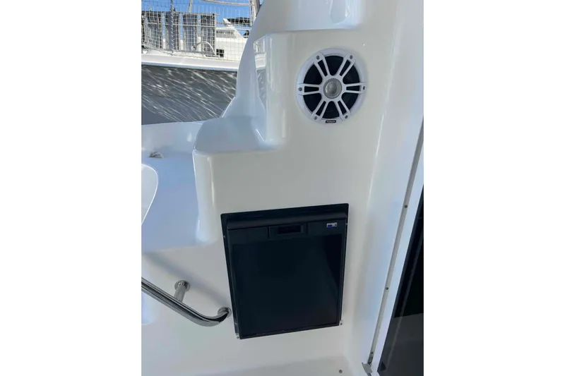 Beira Mar Yacht Photos Pics 2005 Sea Ray 420 Sedan Bridge boat interior with speaker and storage compartment.