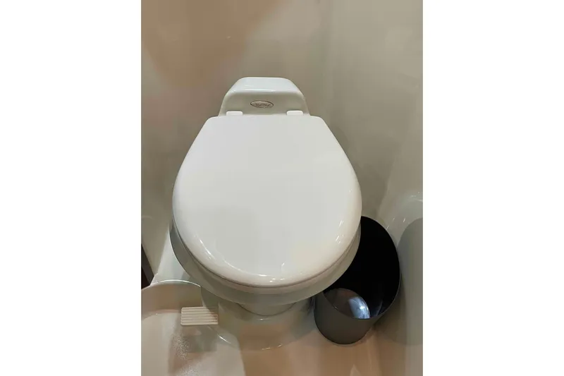 Beira Mar Yacht Photos Pics Toilet in 2005 Sea Ray 420 Sedan Bridge yacht bathroom.