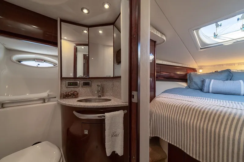 Le French Kiss Yacht Photos Pics Luxurious interior of 2008 Sea Ray 440 Sundancer yacht with bathroom and cozy bedroom.