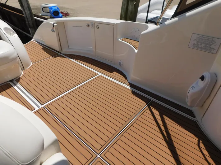  Yacht Photos Pics 2004 Sea Ray 600 Sun Sport boat deck with teak flooring and white seating.