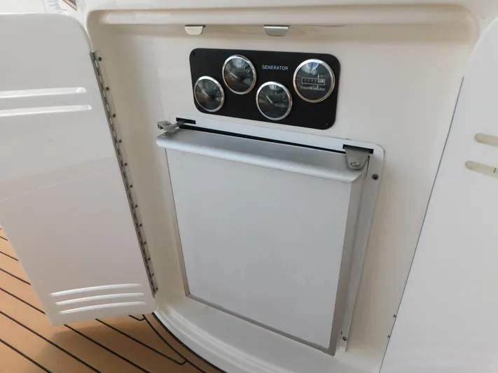  Yacht Photos Pics Control panel and compartment on 2004 Sea Ray 600 Sun Sport yacht.