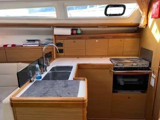 Beckon Yacht Photos Pics Interior of 2010 Jeanneau Sun Odyssey 39i Performance yacht kitchen area.