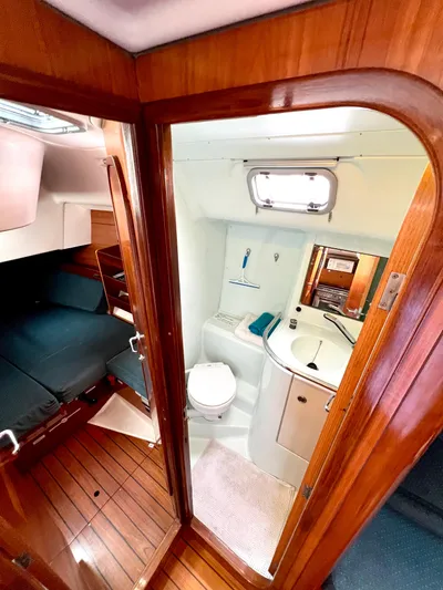 Alpha Carina Yacht Photos Pics Interior of 1993 Beneteau Oceanis 440 yacht showing bathroom and cabin area.