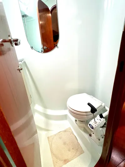 Alpha Carina Yacht Photos Pics 1993 Beneteau Oceanis 440 yacht bathroom with toilet and mirror.