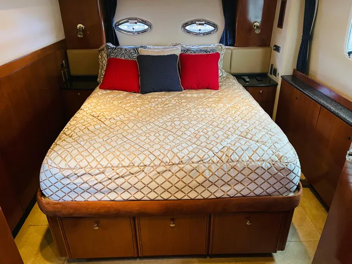  Yacht Photos Pics Luxurious bedroom in a 2006 Meridian 408 Motoryacht.