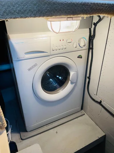  Yacht Photos Pics Washing machine inside 2006 Meridian 408 Motoryacht.
