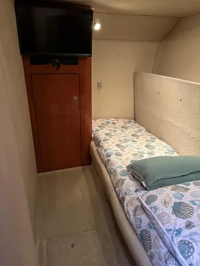  Yacht Photos Pics 2001 Sea Ray 560 Sedan Bridge cabin with single bed and TV