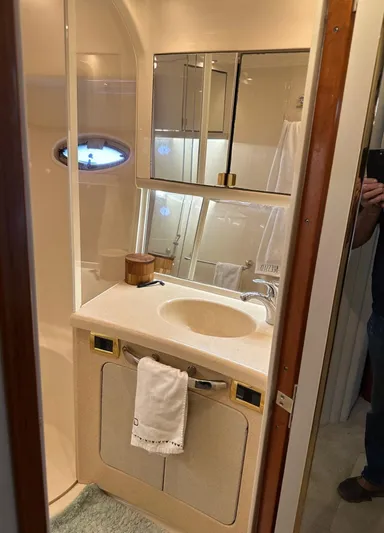  Yacht Photos Pics 2001 Sea Ray 560 Sedan Bridge bathroom with sink, mirror, and shower.