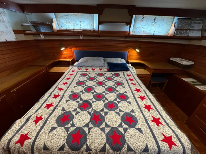 Carolina Breeze Yacht Photos Pics Cozy bedroom in 1989 Grand Banks 42 Motor Yacht with star-patterned quilt.
