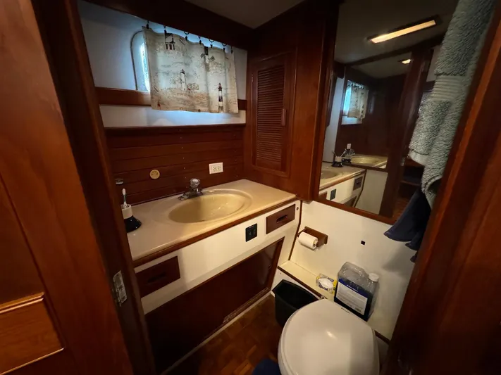 Carolina Breeze Yacht Photos Pics 