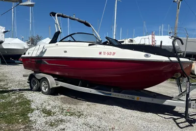Bayliner 215 Deck Boat