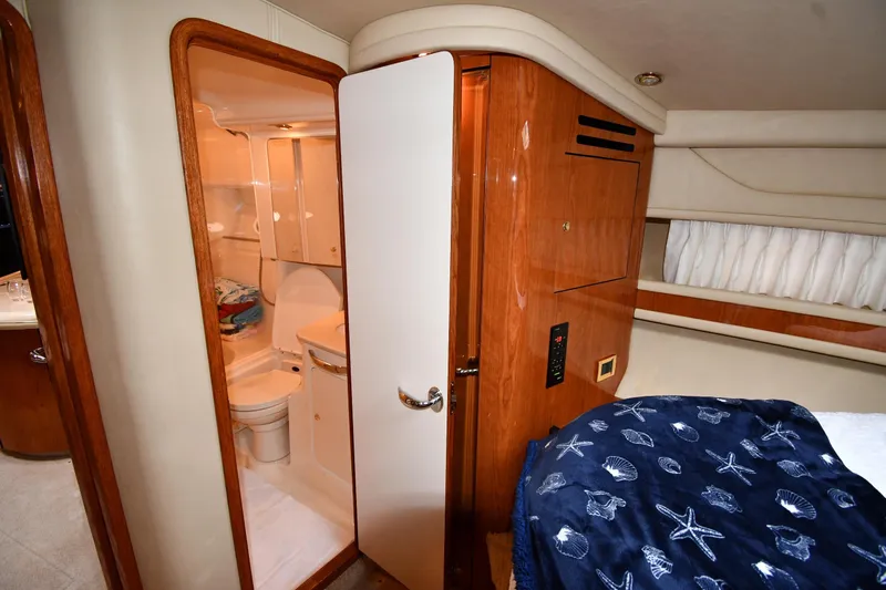  Yacht Photos Pics Interior of 2000 Sea Ray 460 Sundancer yacht showing bathroom and cozy cabin.