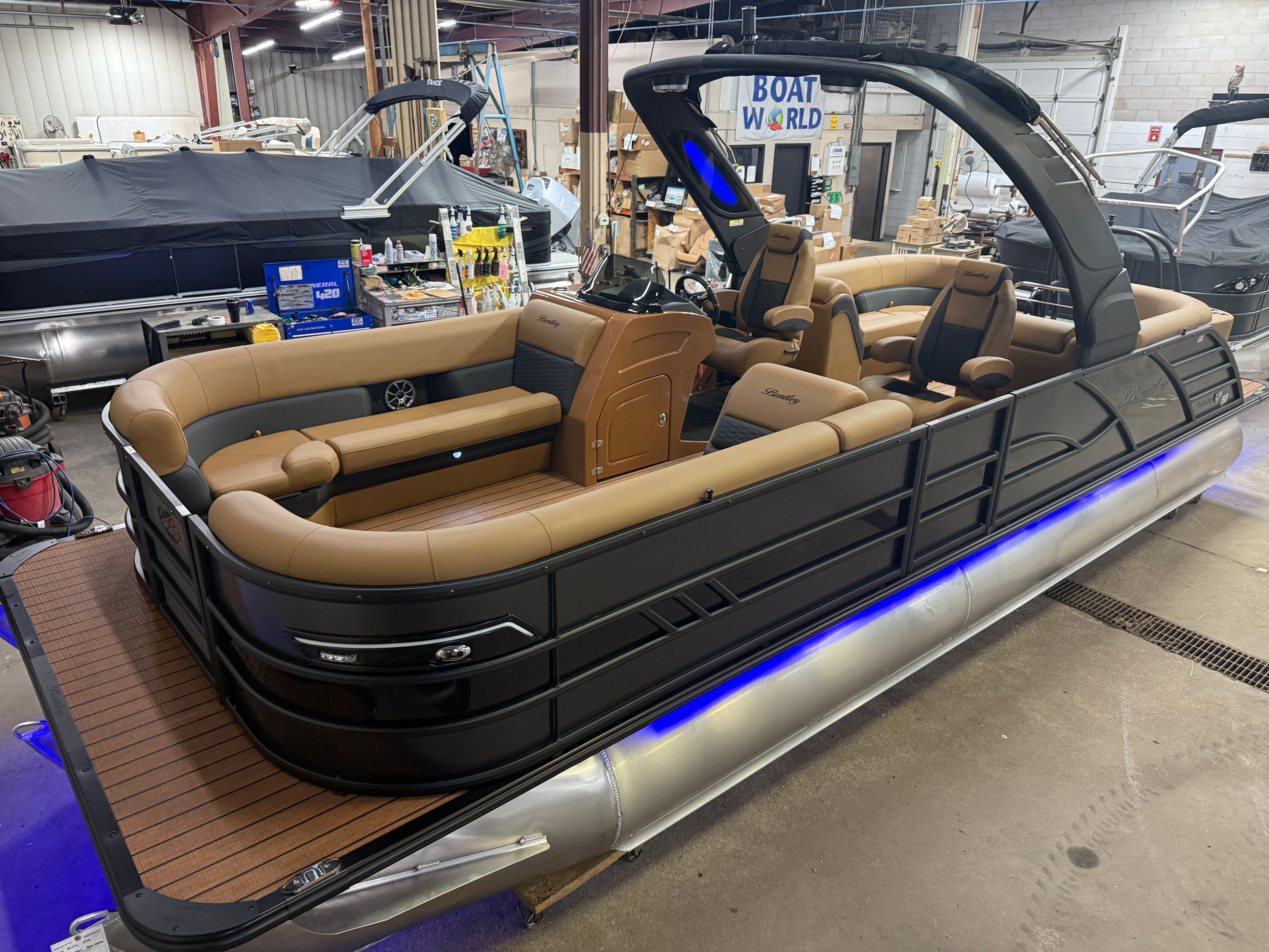Bentley Pontoons Elite 253 Admiral Quad Lounge Tritoon & 350HP 4-Stroke EFI