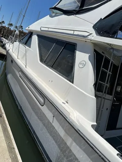  Yacht Photos Pics 2002 Bayliner 3988 Command Bridge Motoryacht docked at marina.