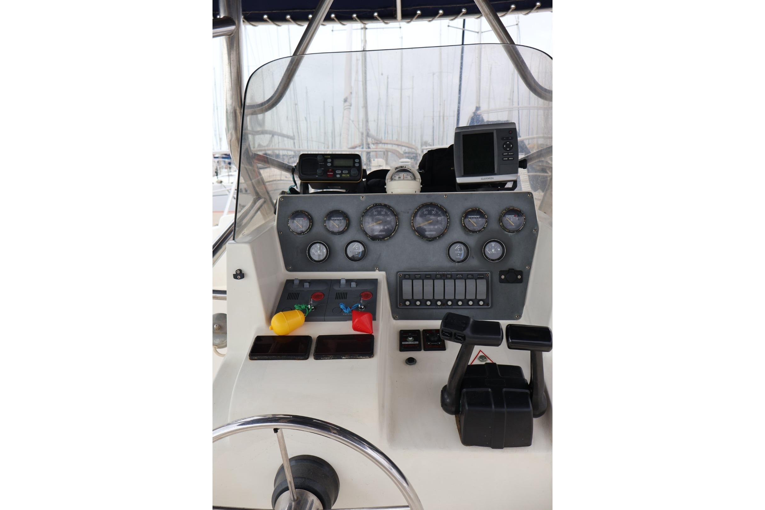 Control panel of 2004 Quer 32 Cuddy boat with gauges and navigation equipment.