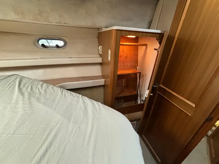 Lady James Yacht Photos Pics Bayliner 3788 Command Bridge Motoryacht 2000 interior cabin with bed and wooden closet.