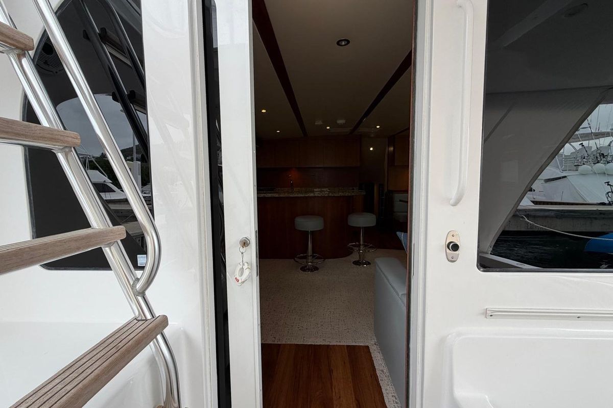 2011 Hatteras 59 