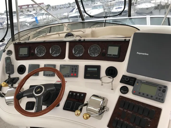  Yacht Photos Pics 2003 Sea Ray 480 Sedan Bridge helm with instruments.