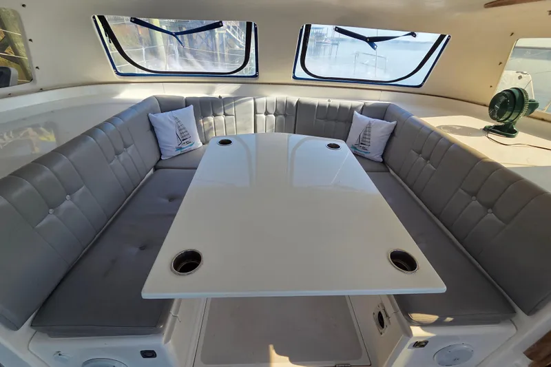 Prosecco Yacht Photos Pics Interior of a 1997 Seawind 1000 catamaran with a spacious seating area and table.
