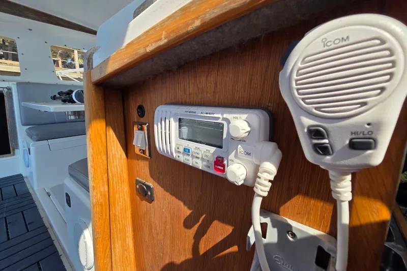 Prosecco Yacht Photos Pics VHF marine radio on 1997 Seawind 1000 catamaran, featuring Icom IC-M422 model.
