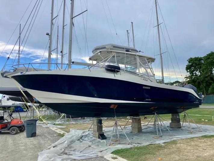  Yacht Photos Pics 2006 Hydra-Sports 3300 VX boat on stands in a marina.