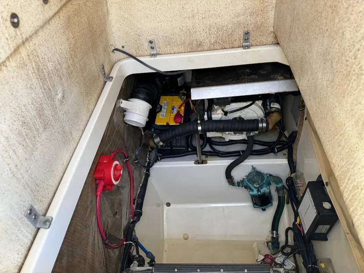  Yacht Photos Pics 2006 Hydra-Sports 3300 VX engine compartment with battery and wiring.