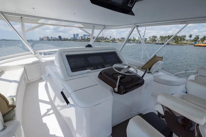 "el Jefe" Yacht Photos Pics 2014 Viking 70 Convertible yacht helm with panoramic ocean view.