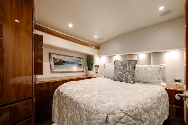 Full Circle Yacht Photos Pics Viking 48 FULL CIRCLE - Master Stateroom Berth