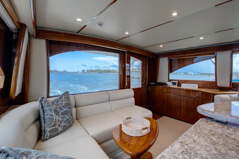 Full Circle Yacht Photos Pics Viking 48 FULL CIRCLE - Salon Seating