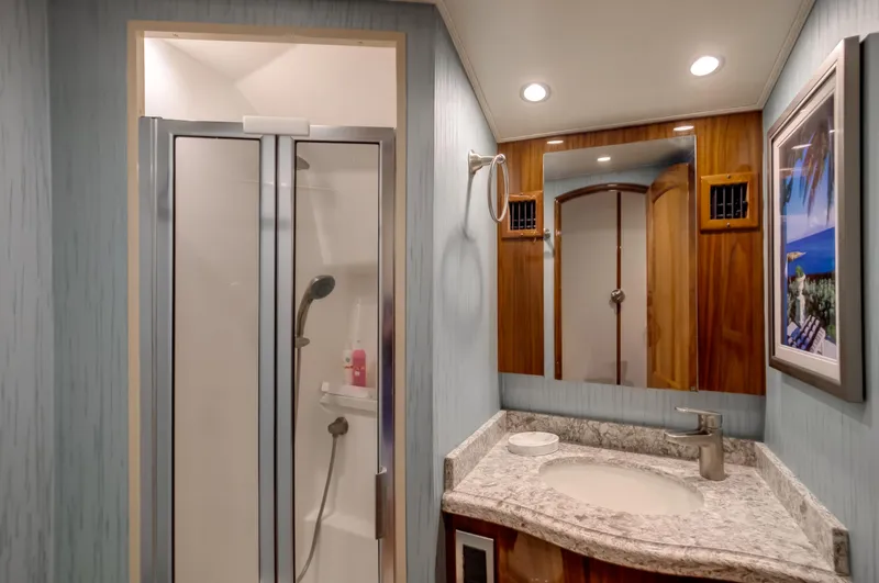 Full Circle Yacht Photos Pics Viking 48 FULL CIRCLE - Head