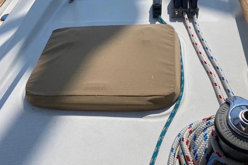 Aundrea Lynn Yacht Photos Pics Deck of 1997 Beneteau Oceanis 461 with ropes and winch.