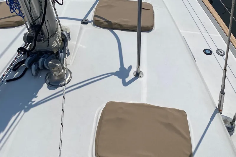 Aundrea Lynn Yacht Photos Pics Deck of 1997 Beneteau Oceanis 461 sailboat with winch and rigging.