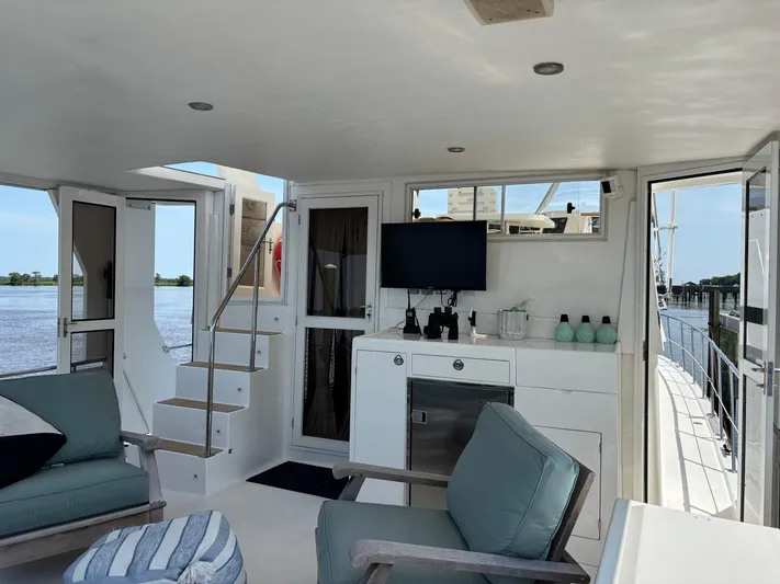 Adagio Yacht Photos Pics Interior of 2005 Jefferson Rivanna 50 SDMY yacht with seating, TV, and river view.