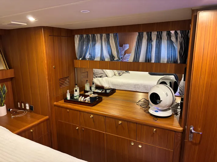 Adagio Yacht Photos Pics Luxurious wooden interior of a 2005 Jefferson Rivanna 50 SDMY yacht cabin.