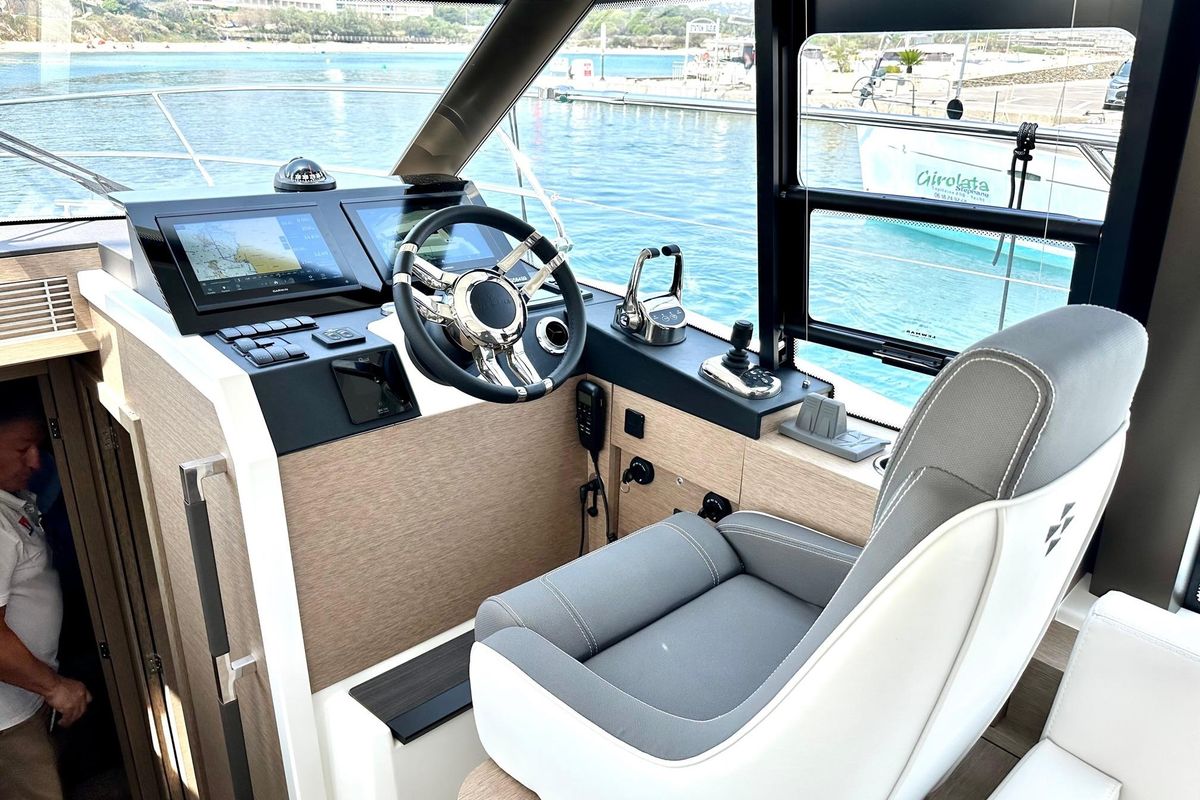2023 Prestige 42 