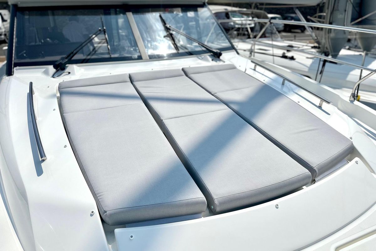 2023 Prestige 42 