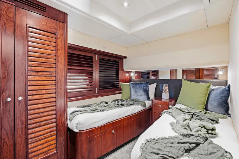 Infinite Yacht Photos Pics Luxurious cabin interior of 1999 Warren Yachts 85 Motor Yacht with twin beds.