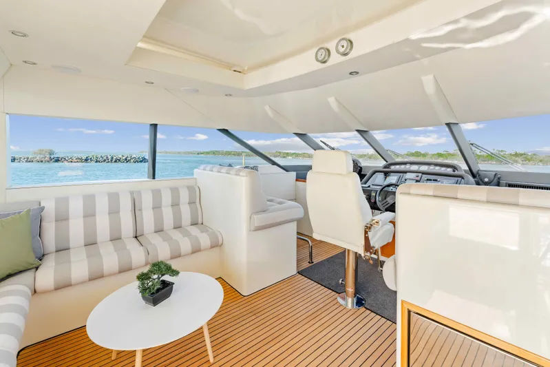 Infinite Yacht Photos Pics Luxurious interior of 1999 Warren Yachts 85 Motor Yacht with ocean view.