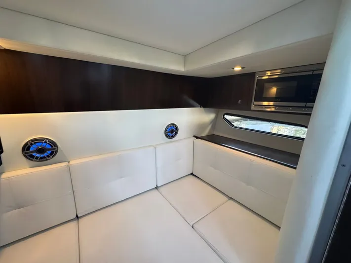  Yacht Photos Pics 2022 CRUISERS YACHTS 338 OB SOUTH BEACH EDITION - Image 38