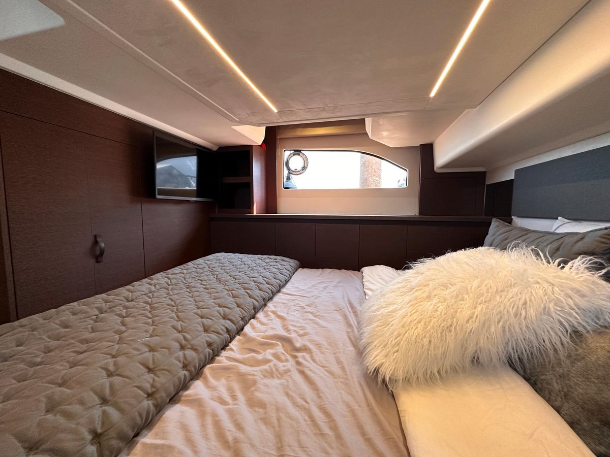 2021 Prestige 42 