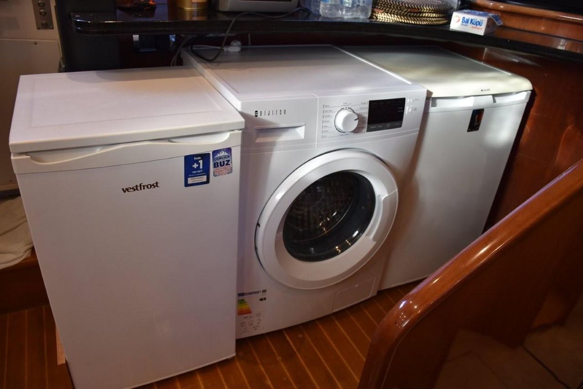 2004 Fairline 74 