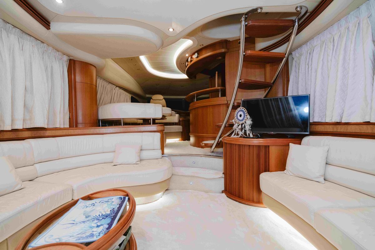 2008 Azimut 67 