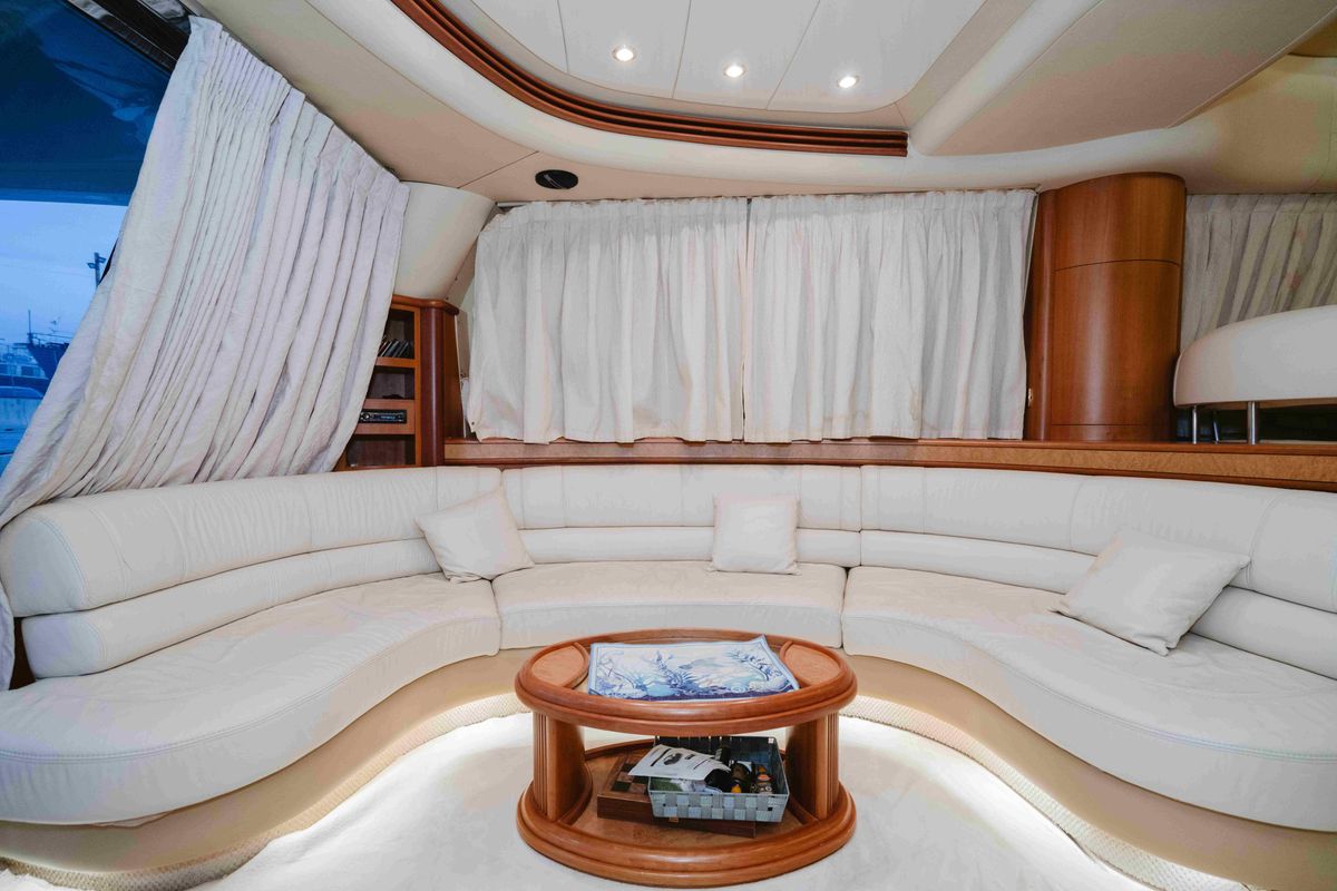 2008 Azimut 67 