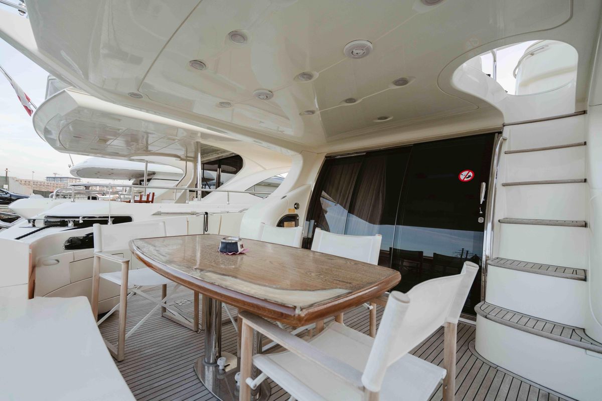 2008 Azimut 67 