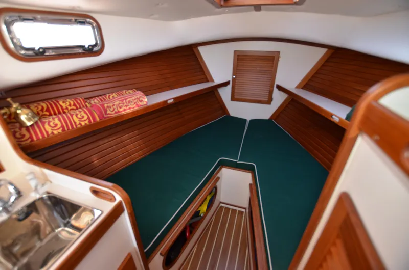 La Serenissima Yacht Photos Pics V-Berth