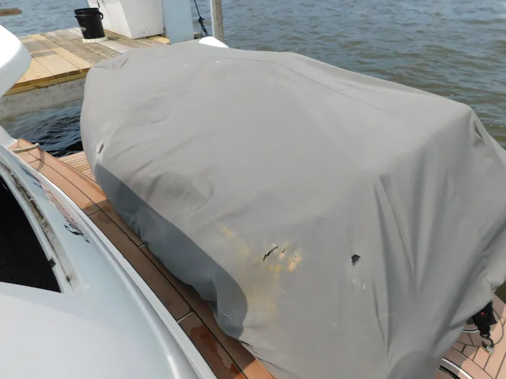  Yacht Photos Pics Covered Sea Ray 510 Sundancer boat docked, 2001 model, with visible wear on cover.